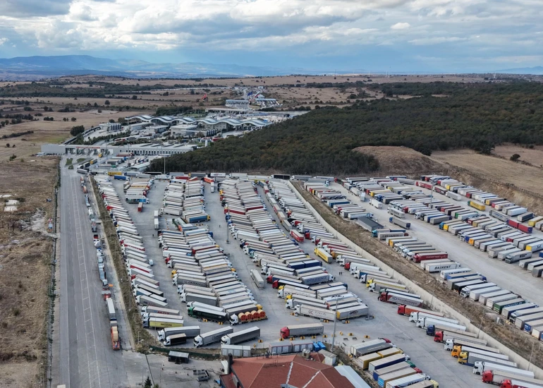 Hamzabeyli Sınır Kapısı'nda 30 Kilometrelik TIR Kuyruğu