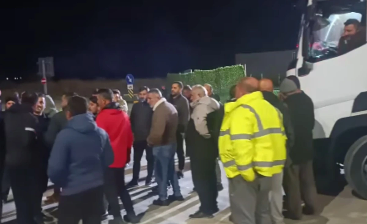 Avrupa yolu Türk şoförlere kapandı! TIR'lar sınırda mahsur kaldı